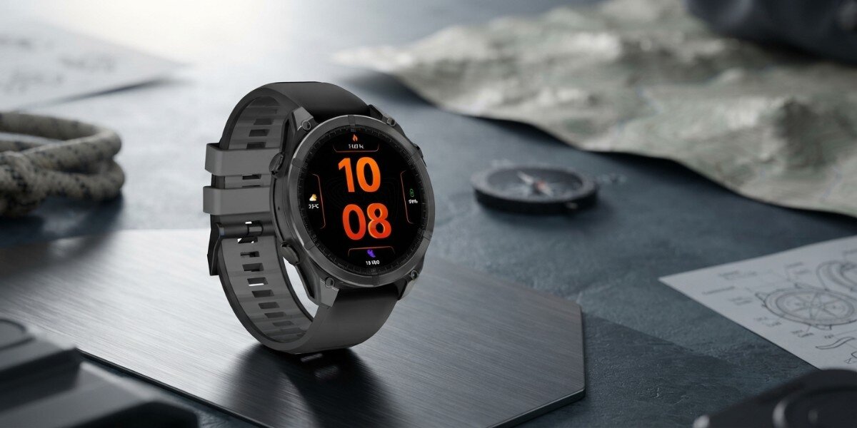 Smartwatch FOREVER Focus GPS SW-900 Czarny obok akcesoriów podróżniczych.