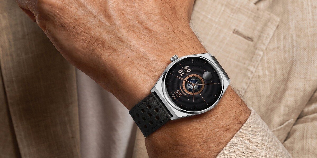 Smartwatch LUNA Uomo Czarny na nadgarstku mężczyzny.