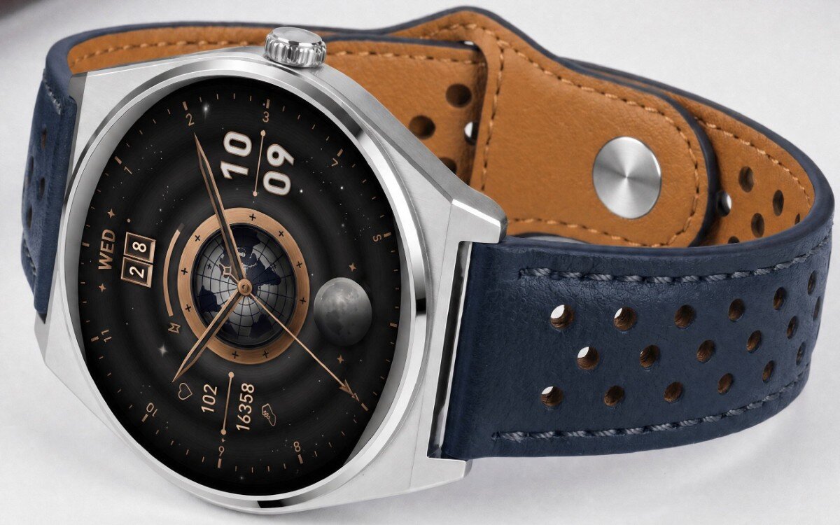 Smartwatch z granatowym, perforowanym paskiem i srebrną kopertą. Na tarczy widoczne są cyfry, data oraz grafika przedstawiająca planetę i księżyc.