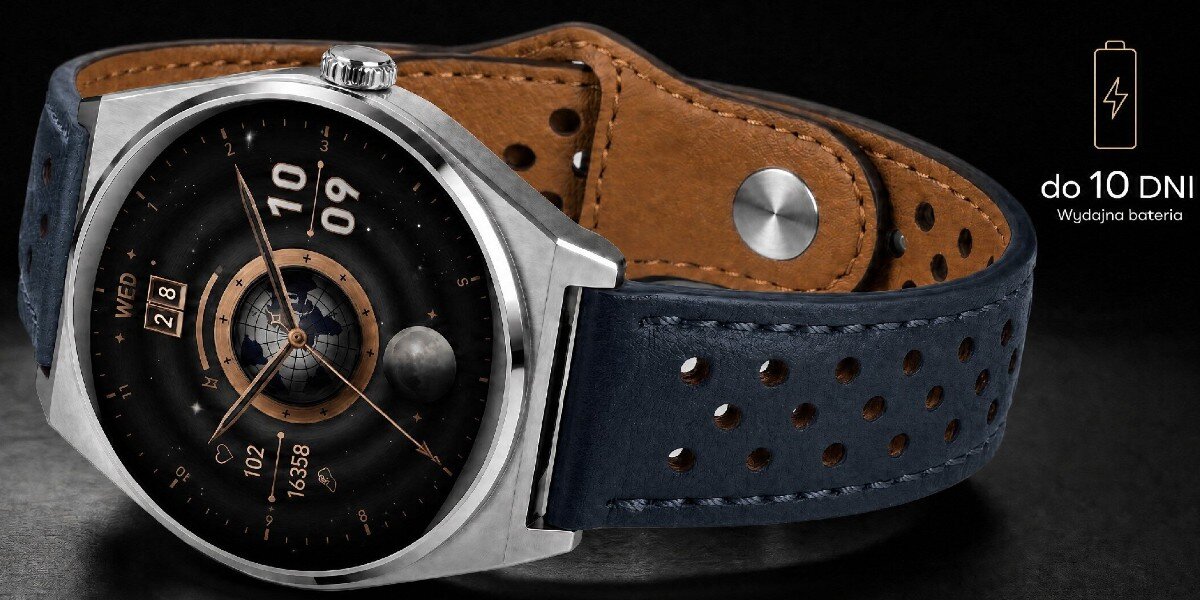 Smartwatch z okrągłą tarczą i granatowym, perforowanym paskiem. Obok zegarka widoczny jest tekst: \'do 10 DNI Wydajna bateria\'.