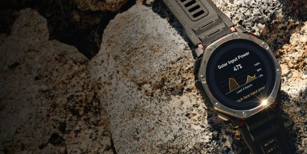 Smartwatch Amazfit T-Rex Dual Solar 51 mm Black Magma – widok z przodu, z boku i od spodu, tytanowy bezel, szkło szafirowe, solarna pokrywa dolna, dwustronne ładowanie słoneczne kv lifestyle początek opisu sekcja nagłówkowa