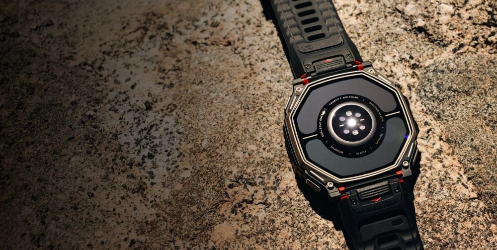 Smartwatch Amazfit T-Rex Dual Solar 51 mm Black Magma od spodu na kamieniu – szklano-ceramiczna solarna pokrywa dolna, czujnik tętna, obudowa z tytanu klasy 5, bateria 660 mAh do 51 dni pracy