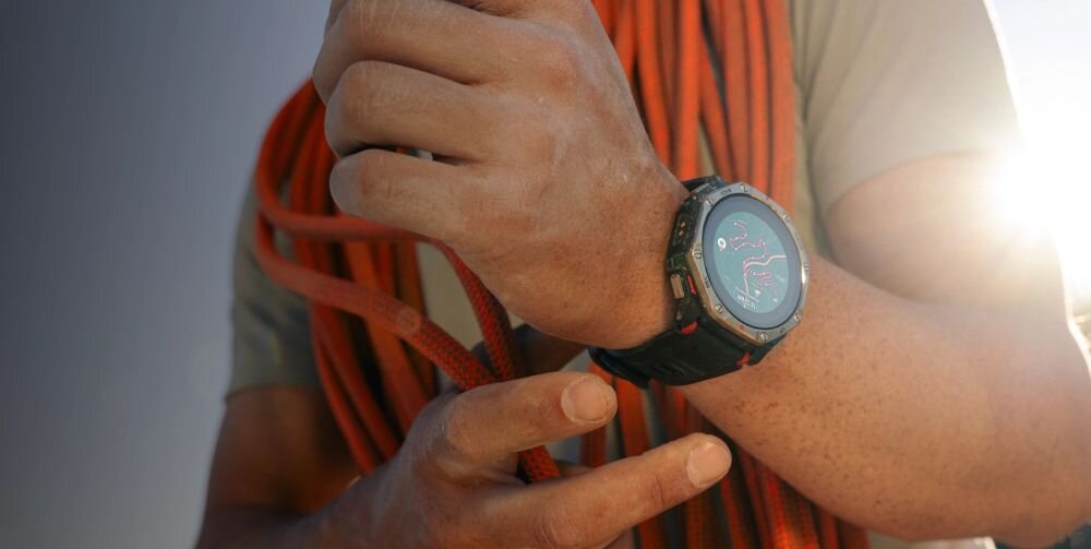 Smartwatch Amazfit T-Rex Dual Solar 51 mm Black Magma na nadgarstku wspinacza z liną – mapa trasy na ekranie AMOLED 1,32 cala o jasności 3000 nitów, szkło szafirowe, zegarek outdoorowy