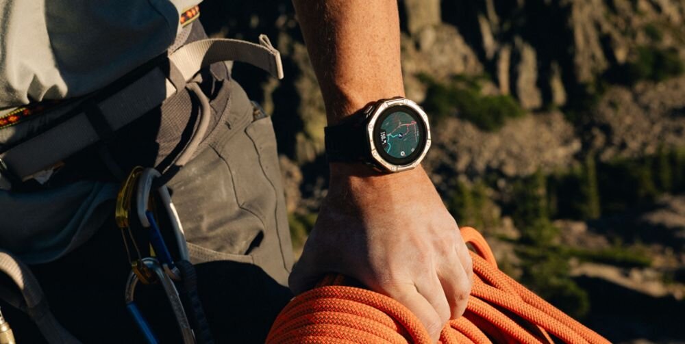 Smartwatch Amazfit T-Rex Dual Solar 51 mm Black Magma na ręce wspinacza w uprzęży – tytanowy bezel klasy 5, standard wojskowy, praca do -30°C, wodoszczelność 10 ATM, wysokościomierz barometryczny