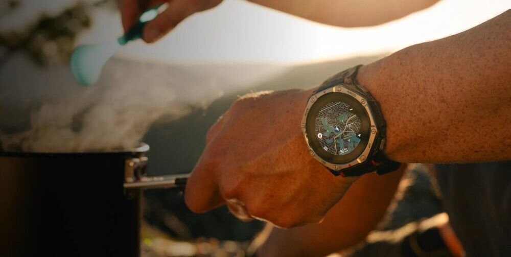 Smartwatch Amazfit T-Rex Dual Solar 51 mm Black Magma na nadgarstku podczas gotowania na biwaku – kolorowa mapa offline na ekranie, planowanie trasy na zegarku, nawigacja zakręt po zakręcie