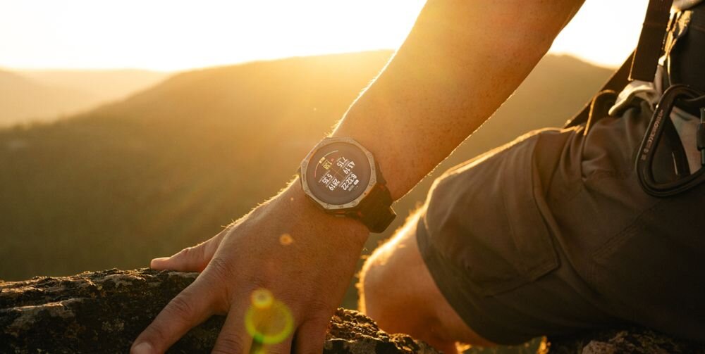 Smartwatch Amazfit T-Rex Dual Solar 51 mm Black Magma na ręce wspinacza w górach – dane treningowe na ekranie, ponad 180 trybów sportowych, VO2 max, obciążenie treningowe, tryb HYROX