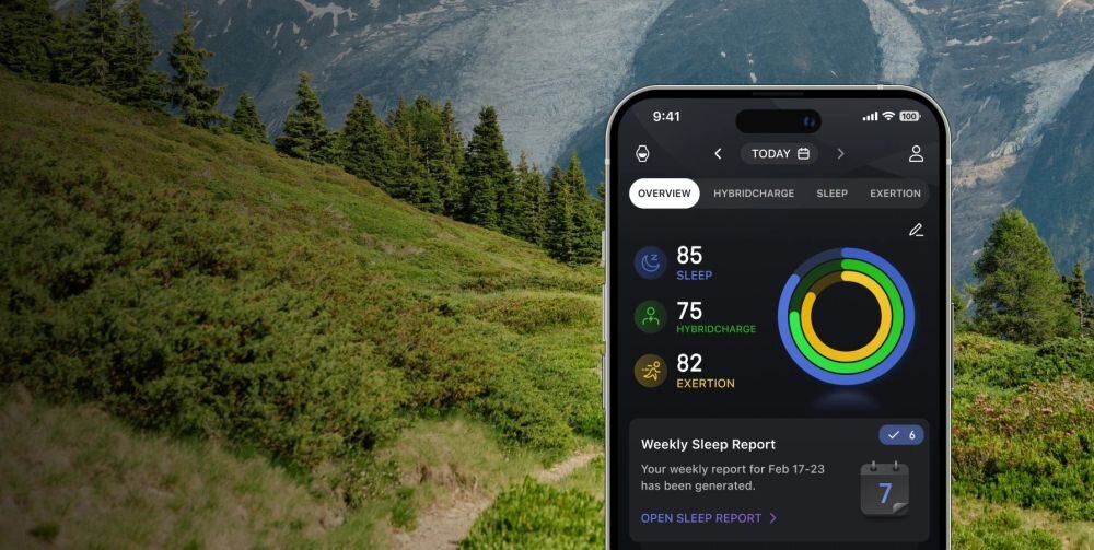 Smartwatch Amazfit T-Rex Dual Solar 51 mm Black Magma – aplikacja Zepp na smartfonie na tle górskiego szlaku, wskaźniki HybridCharge, sen i wysiłek, tygodniowy raport snu