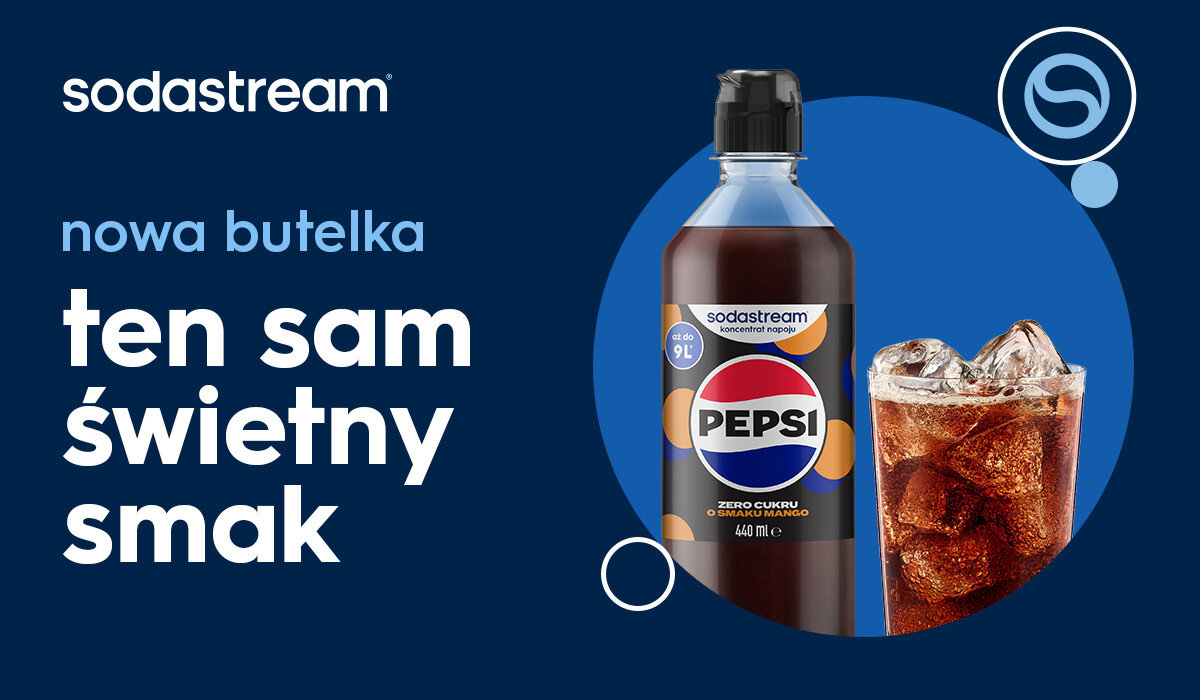Obraz przedstawia butelkę syropu do saturatorów SODASTREAM Pepsi Zero Cukru Mango 440 ml oraz szklankę z napojem z lodem. Na niebieskim tle widnieje tekst: \'sodastream nowa butelka ten sam świetny smak\'.