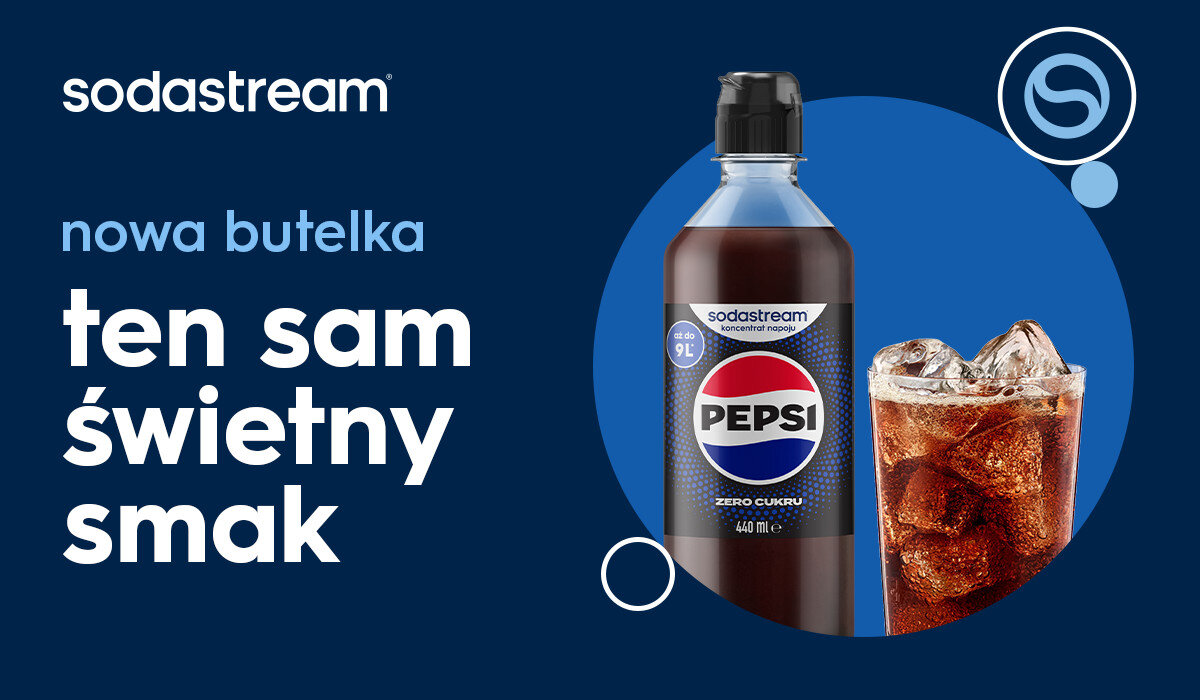 Obraz przedstawia butelkę syropu do saturatorów z etykietą \'sodastream PEPSI ZERO CUKRU 440 ml\' oraz szklankę z napojem i lodem. Na niebieskim tle widnieje tekst: \'sodastream nowa butelka ten sam świetny smak\'.