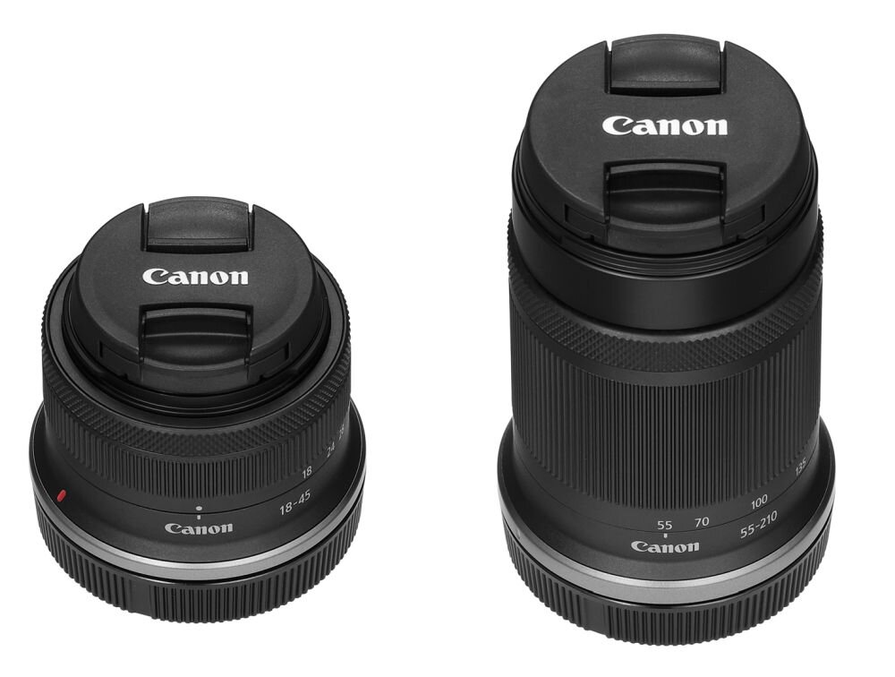Dwa obiektywy fotograficzne z założonymi dekielkami, na których widnieje logo \'Canon\'. Obiektywy mają oznaczenia \'18-45\' i \'55-210\'.
