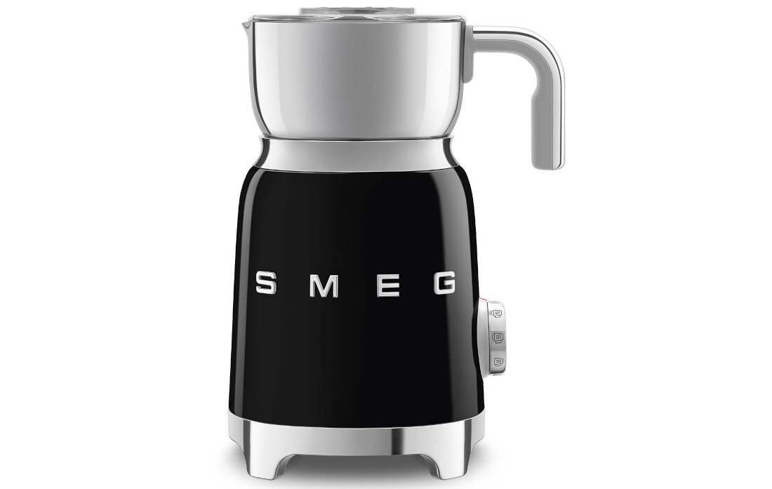 Czarny spieniacz do mleka z metalicznymi elementami i napisem \'SMEG\' na przodzie. Posiada uchwyt oraz pokrętło z oznaczeniami funkcji.