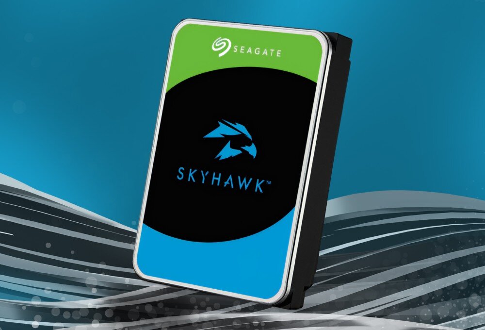 Obraz przedstawia dysk twardy z logo \'SEAGATE\' na zielonym tle oraz napisem \'SKYHAWK\' i symbolem ptaka na czarnym tle. Tło jest niebieskie z falistymi, szarymi liniami.