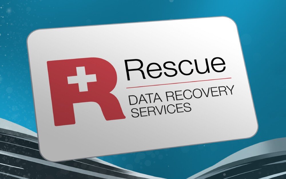 Obraz przedstawia logo z dużą literą \'R\' z białym krzyżem oraz tekstem \'Rescue DATA RECOVERY SERVICES\' na tle w odcieniach niebieskiego.