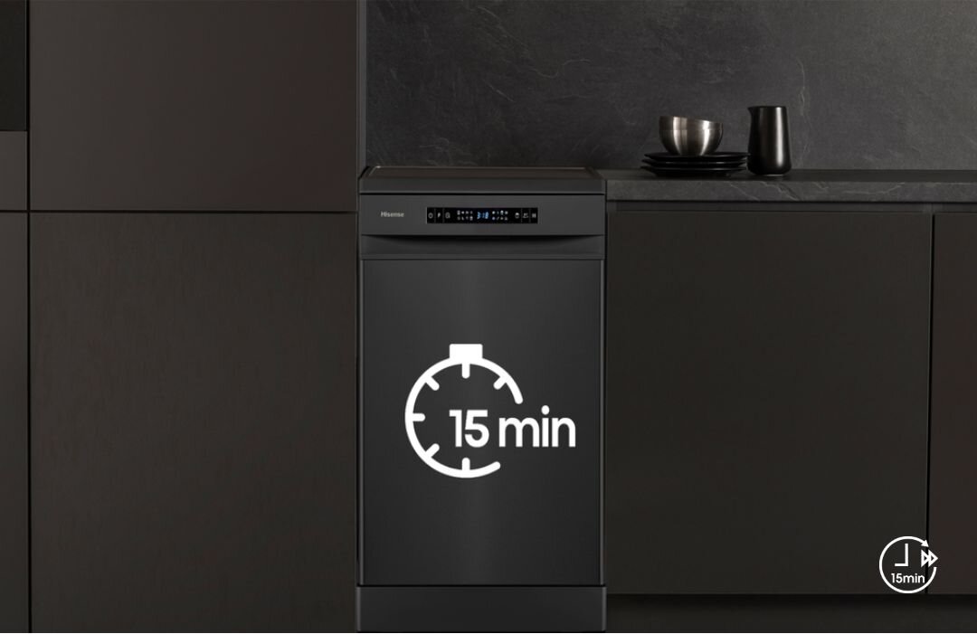 Czarna zmywarka z wyświetlaczem cyfrowym, na której widnieje symbol zegara z napisem \'15 min\'. Obok zmywarki znajdują się ciemne szafki kuchenne oraz naczynia na blacie.