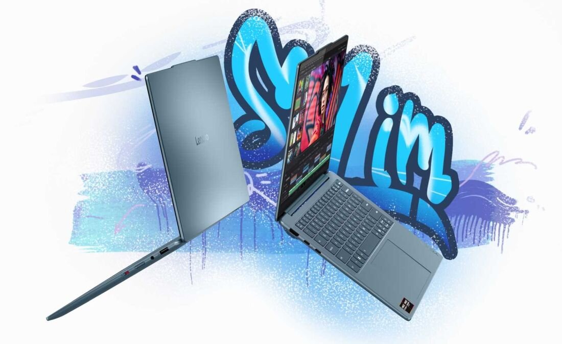 Dwa laptopy w kolorze srebrnym, jeden otwarty z widoczną klawiaturą i ekranem, drugi zamknięty. W tle kolorowy napis \'Slim\'.