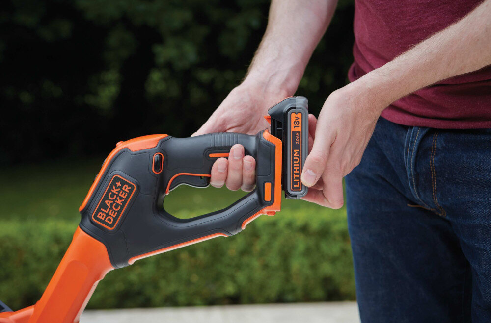 Podkaszarka akumulatorowa BLACK&DECKER STC1820EPC zasilanie akumulatorem litowo-jonowym o napięciu 18 V pojemność 2,0 Ah