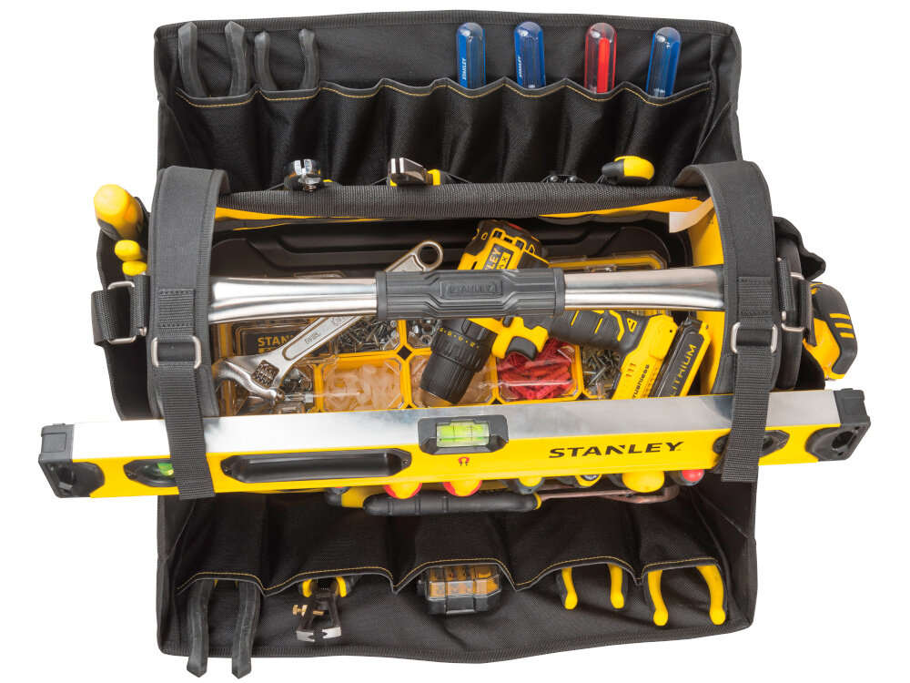 Torba narzędziowa STANLEY Fatmax Quick Access FMST1-80146 białe tło otwarta torba wypełniona narzędziami widok z góry otwarta budowa natychmiastowe znalezienie odpowiednich narzędzi jedna komora główna dwie duże kieszenie boczne liczne przegródki na drobne narzędzia akcesoria są rozmieszczone w sposób przejrzysty pojemność do 27 litrów