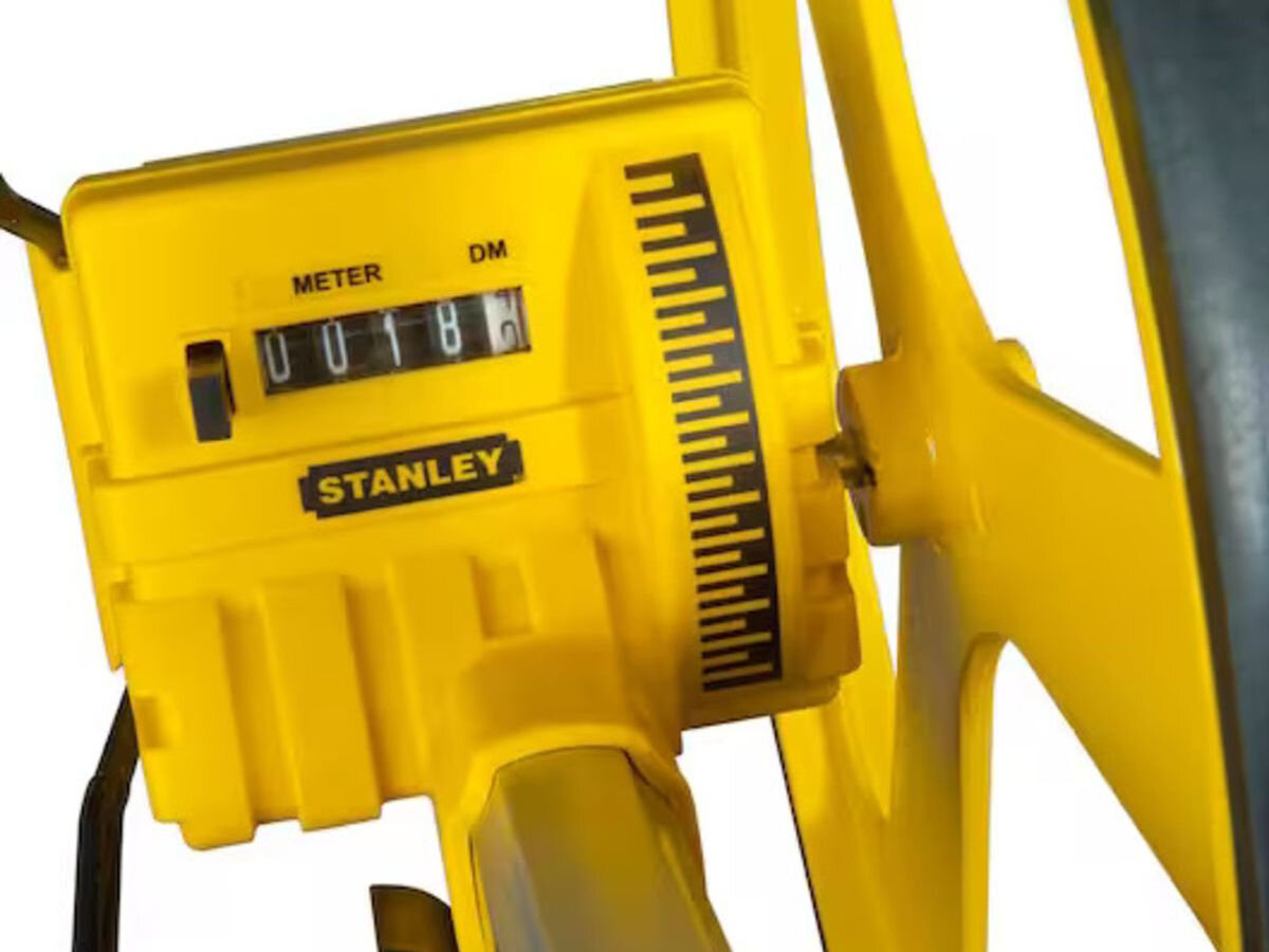 Drogomierz STANLEY MW40M 1-77-174, licznik, odczyt, cyfry, reset, na białym tle zbliżenie na licznik analogowy