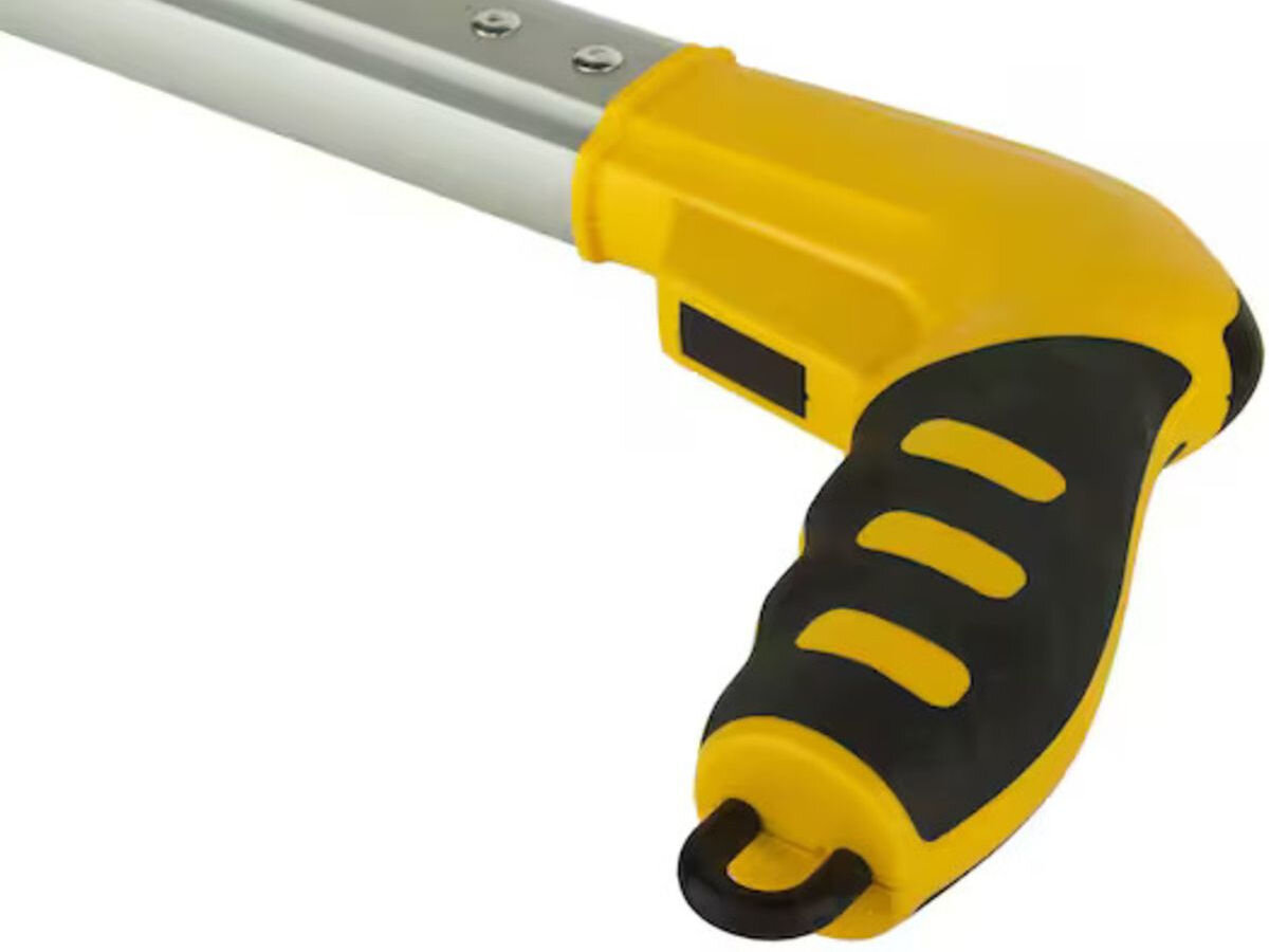 Drogomierz STANLEY MW40M 1-77-174, dłoń, wygoda, spust, hamulec, na białym tle zbliżenie na rękojeść drogomierza