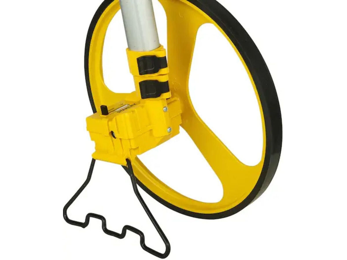 Drogomierz STANLEY MW40M 1-77-174, nóżka, pion, przerwa, podparcie, na białym tle zbliżenie na rozkładaną nóżkę drogomierza