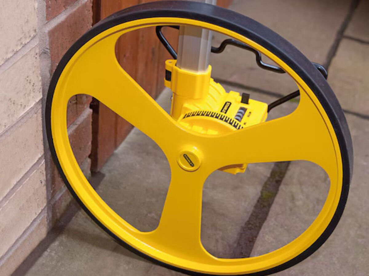 Drogomierz STANLEY MW40M 1-77-174, geodeta, droga, teren, pomiar, drogomierz stoi przy ścianie w budynku