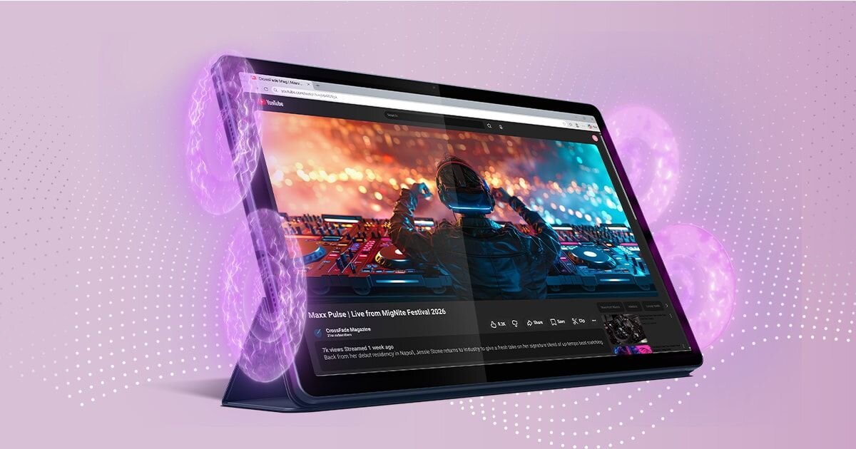 Tablet z wyświetlaczem pokazującym DJ-a na scenie z kolorowymi światłami w tle. Na ekranie widoczny jest interfejs serwisu YouTube z tytułem \'Maxx Pulse | Live from Mighte Festival 2023\'.