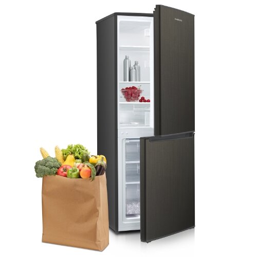 Lodówka w kolorze inox z otwartymi drzwiami, ukazująca wnętrze z półkami i produktami spożywczymi. Obok znajduje się papierowa torba wypełniona różnymi warzywami i owocami.