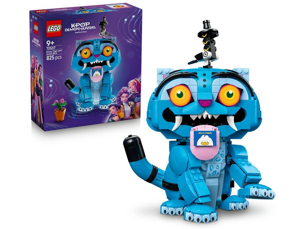 Na obrazie widoczny jest zestaw LEGO przedstawiający niebieskiego, uśmiechniętego stwora z dużymi oczami i zębami, z małym czarnym ptakiem na głowie. Obok znajduje się pudełko z napisem \'KPOP DEMON HUNTERS\' oraz ilustracją postaci z zestawu.