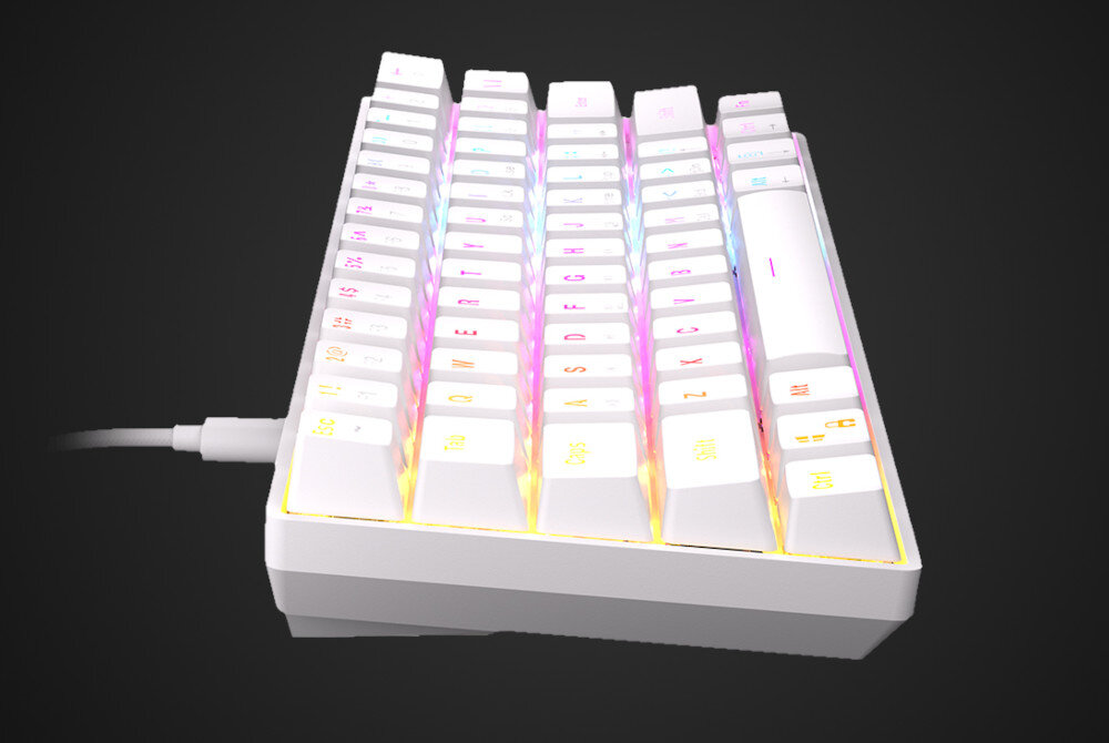 Biała klawiatura mechaniczna z podświetleniem RGB, widoczna z perspektywy ukośnej. Klawisze mają różnokolorowe podświetlenie, a klawiatura jest podłączona kablem USB.