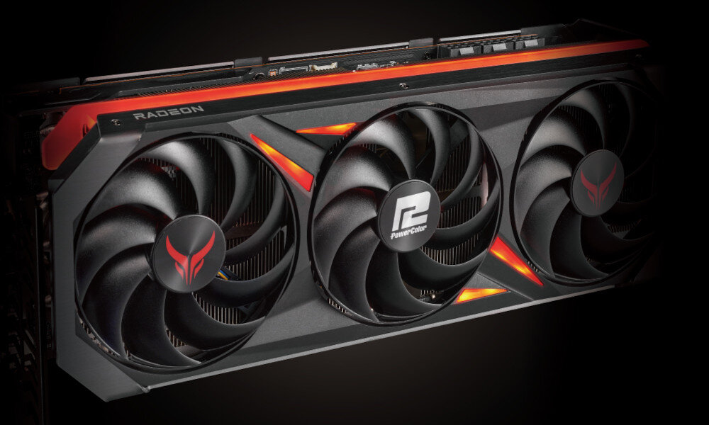 Obraz przedstawia kartę graficzną z trzema dużymi wentylatorami. Na obudowie widoczne są napisy \'RADEON\' i \'PowerColor\'.