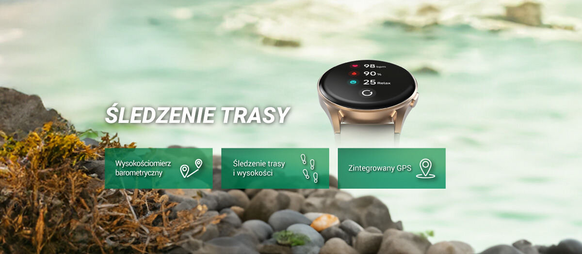 Obraz przedstawia smartwatch z okrągłym wyświetlaczem, na którym widoczne są dane dotyczące śledzenia trasy. W tle znajduje się krajobraz z kamieniami i wodą, a na pierwszym planie tekst: \'ŚLEDZENIE TRASY\', \'Wysokościomierz barometryczny\', \'Śledzenie trasy i wysokości\', \'Zintegrowany GPS\'.