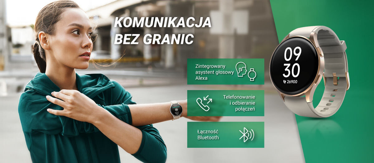 Kobieta w zielonej bluzie nosi smartwatch na nadgarstku. Obok widoczny jest smartwatch z wyświetlaczem pokazującym godzinę 09:30 i teksty: \'KOMUNIKACJA BEZ GRANIC\', \'Zintegrowany asystent głosowy Alexa\', \'Telefonowanie i odbieranie połączeń\', \'Łączność Bluetooth\'.