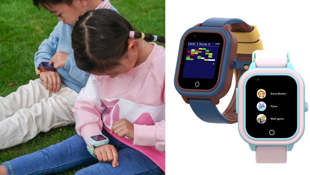 Dwoje dzieci siedzi na trawie, każde z nich ma na ręku smartwatch. Obok widoczne są dwa smartwatche z kolorowymi wyświetlaczami, na jednym z nich widać grę z napisem \'Level 1 Score\', a na drugim listę z nazwami \'Brave Monkey\', \'Plane\', \'Math game\'.