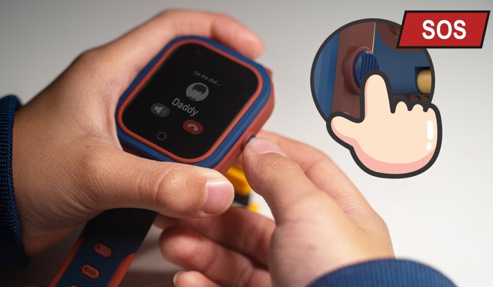 Osoba trzyma smartwatch z wyświetlaczem pokazującym połączenie z \'Daddy\'. Obok znajduje się ilustracja z przyciskiem i napisem \'SOS\'.