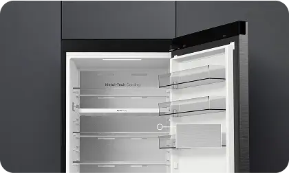 Otwarta lodówka z widocznymi półkami i napisem \'Metal-Tech Cooling\'.