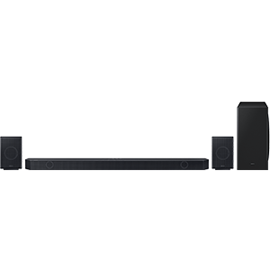 Na obrazie widoczny jest czarny soundbar z dwoma głośnikami satelitarnymi i subwooferem. Urządzenia są ustawione na białym tle.