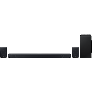 Na obrazie widoczny jest czarny soundbar z dwoma głośnikami satelitarnymi i subwooferem. Urządzenia są ustawione w jednej linii na białym tle.