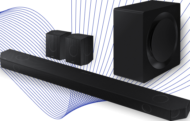 Na obrazie widoczny jest czarny soundbar z dwoma głośnikami satelitarnymi i subwooferem. W tle znajdują się niebieskie linie fal dźwiękowych.