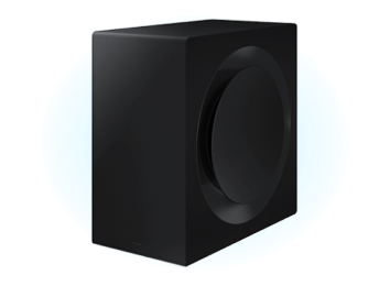 Czarny subwoofer o prostokątnym kształcie z okrągłym elementem na boku. Tło jest niebieskie.