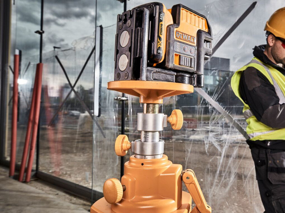 Laser punktowo-krzyżowy DEWALT DCE0825D1G współpracuje z detektorem zwiększenie widoczności wiązki laserowej do 50 m gwinty 1/4 i 5/8 cala regulacja do przodu i do tyłu