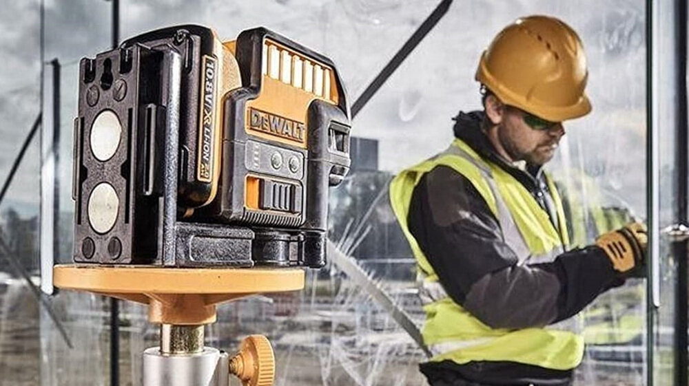 Laser punktowo-krzyżowy DEWALT DCE0825D1G funkcja blokady wahadła zintegrowany uchwyt magnetyczny