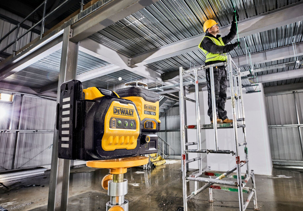 Laser krzyżowy DEWALT DCE089D1G zintegrowana obrotowa platforma magnetyczna z gwintami 1/4 i 5/8 cala montaz na powierzchniach metalowych precyzyjne ustawienie lasera trzy przyciski na panelu kontrolnym