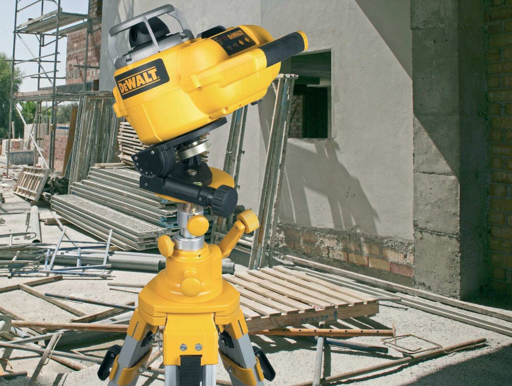 Zestaw pomiarowy DEWALT DCK374D1R-QW czerwony promien w zakresie 360 stopni widocznosc do 45 metrow z detektorem do 75 metrow statyw trojnozny od 107 do 173 mm gwint przylaczeniowy 5/8 cala