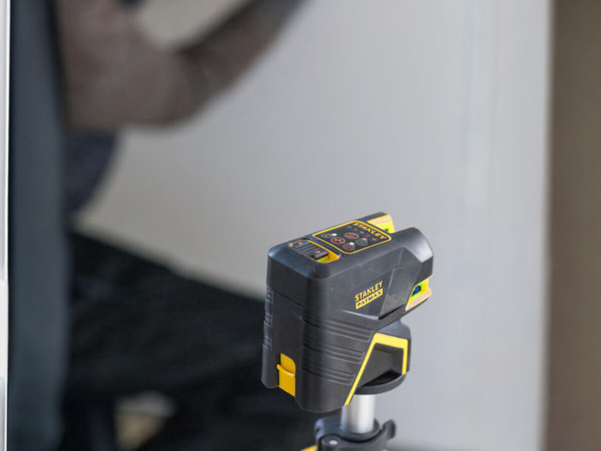Laser punktowo-krzyżowy STANLEY FMHT1-77414, zasięg, detektor, bateria, odległość, Stabilny montaż lasera Stanley na statywie w remontowanym pomieszczeniu.