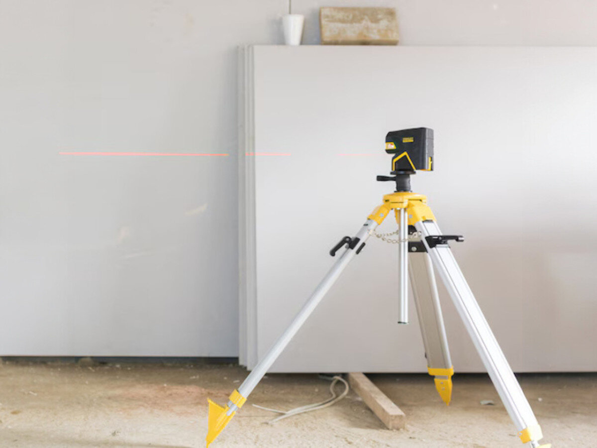Laser punktowo-krzyżowy STANLEY FMHT1-77414, magnes, statyw, gwint, uchwyt, Precyzyjna linia pozioma wyświetlana przez laser na dużej powierzchni ściany.
