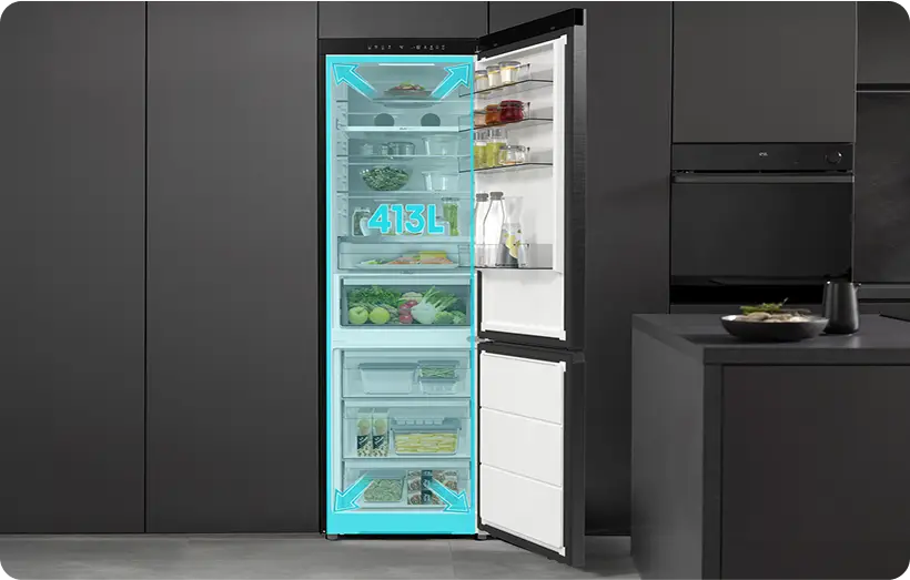 Otwarta lodówka z widocznymi półkami wypełnionymi różnymi produktami spożywczymi, na drzwiach znajdują się butelki i słoiki. Na drzwiach lodówki widoczny jest napis \'413L\'.