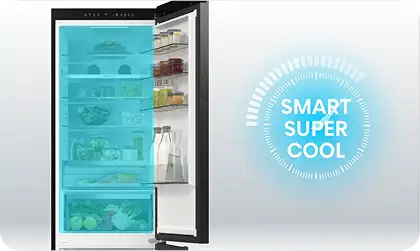 Otwarta lodówka z widocznymi półkami wypełnionymi jedzeniem, obok niej napis \'SMART SUPER COOL\'.