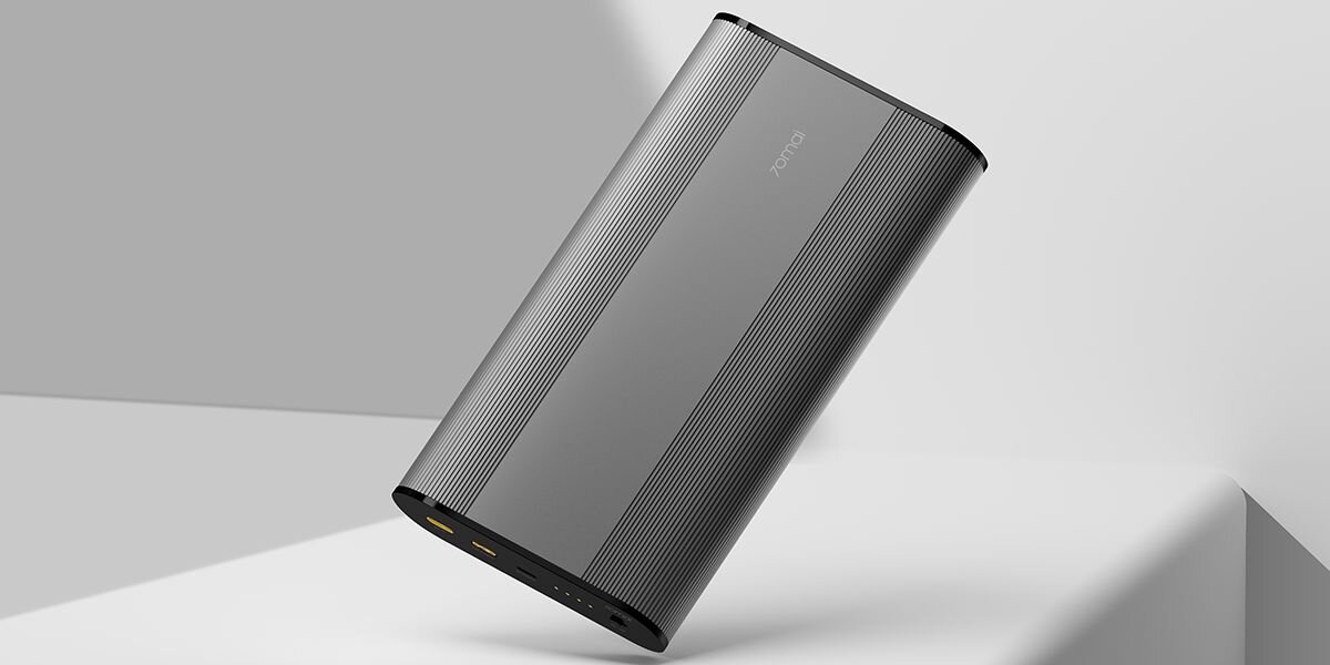 Na obrazie widoczny jest szary powerbank z logo \'70MAI\' na górnej części obudowy. Powerbank ma gładką powierzchnię z delikatnymi żłobieniami po bokach.