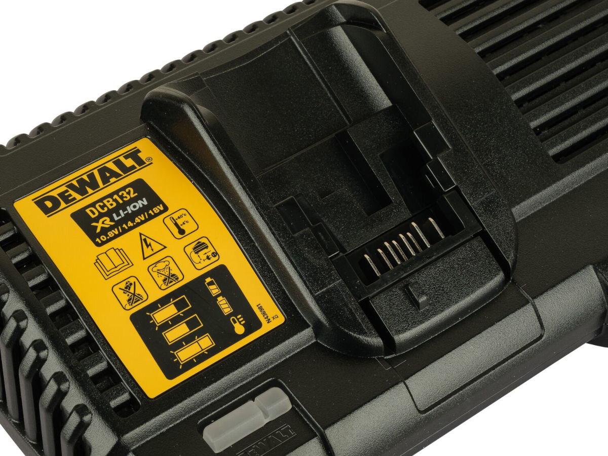 Ładowarka DEWALT DCB132 10.8/18V 4A, ładowanie, akumulatory, port, natężenie, na białym tle zbliżenie na 1 z portów ładowania