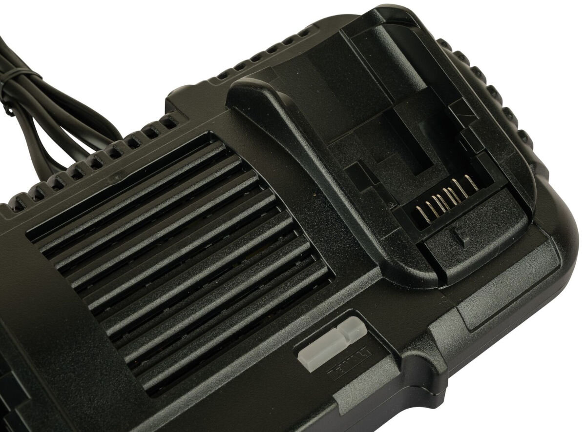 Ładowarka DEWALT DCB132 10.8/18V 4A, akumulatory, kompatybilność, użytkownicy, napięcia, na białym tle zbliżenie na 1 z portów ładowania